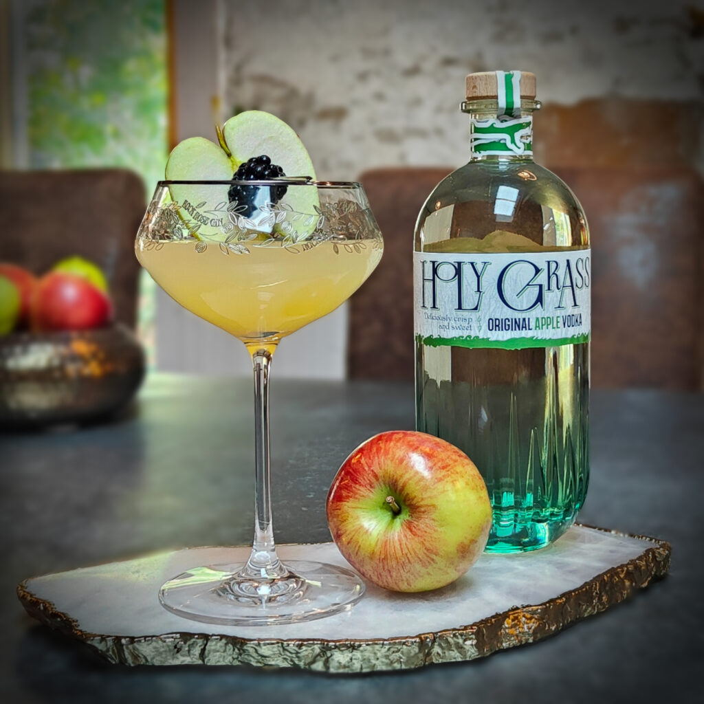 Apple Holy Grass Vodka, Lemon, Apple, Blackberry